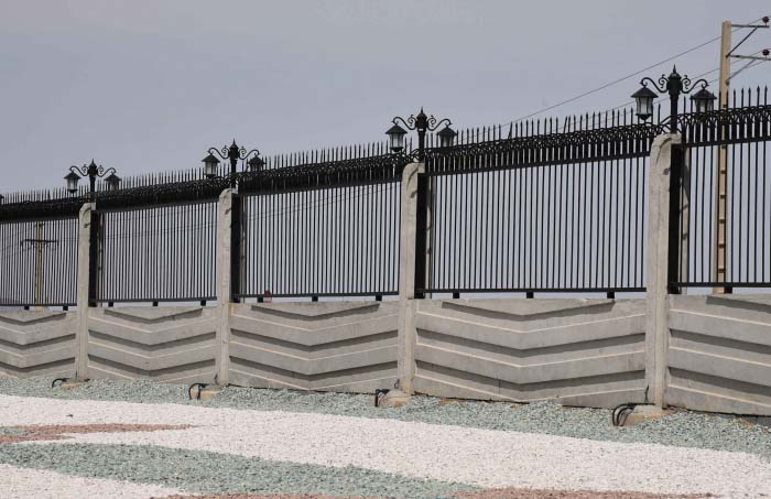 ترکیب دیوار بسته و نرده های فلزی به ارتفاع 200-250 سانتی متر (12M)